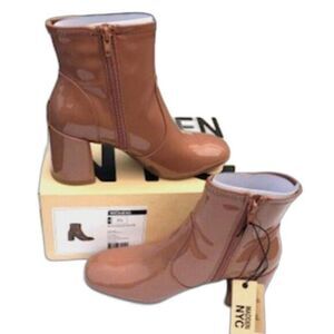 Lug Zipper Booties . Size: 7 1/2 . Tan ............... Madden NYC